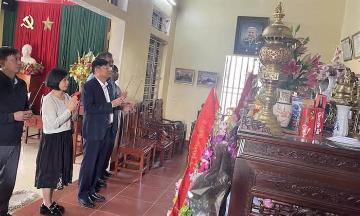 Lãnh đạo Tổng Liên đoàn Lao động Việt Nam dâng hương tưởng niệm đồng chí Nguyễn Đức Thuận