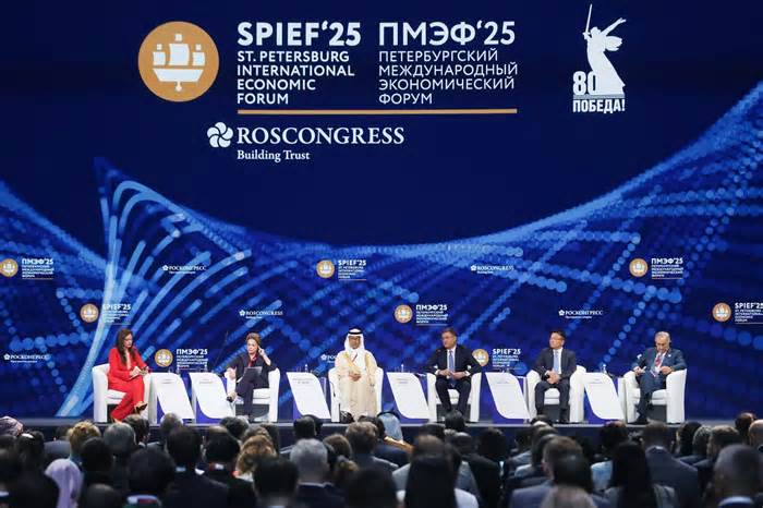 Phó Thủ tướng Lê Thành Long tham dự phiên khai mạc Diễn đàn kinh tế quốc tế Saint Petersburg lần thứ 28
