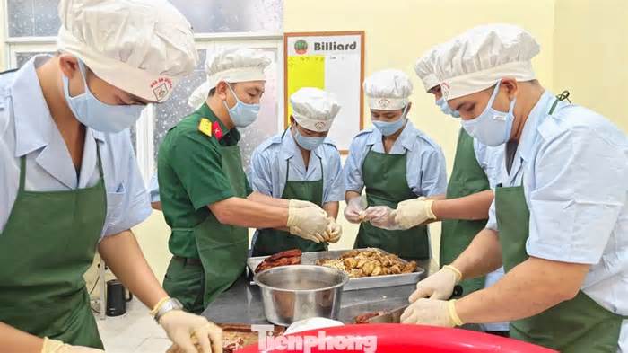 Lính trẻ vào bếp, làm hàng nghìn bánh Trung thu