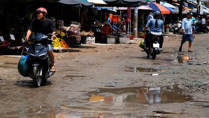 Tiểu thương chợ Tân An buôn bán khó khăn trong mùa mưa