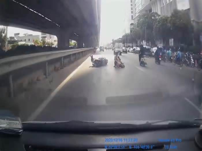 Tin mới vụ 2 người đi xe máy bị ô tô tải chèn ngã giữa đường phố Hà Nội