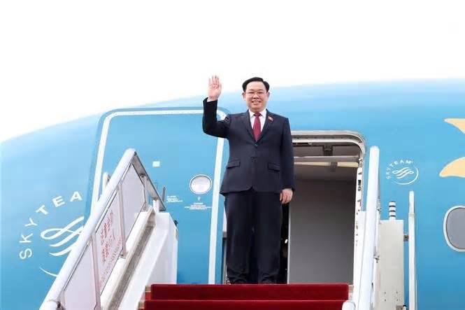 Chủ tịch Quốc hội Vương Đình Huệ đến Bắc Kinh, bắt đầu chuyến thăm chính thức Trung Quốc