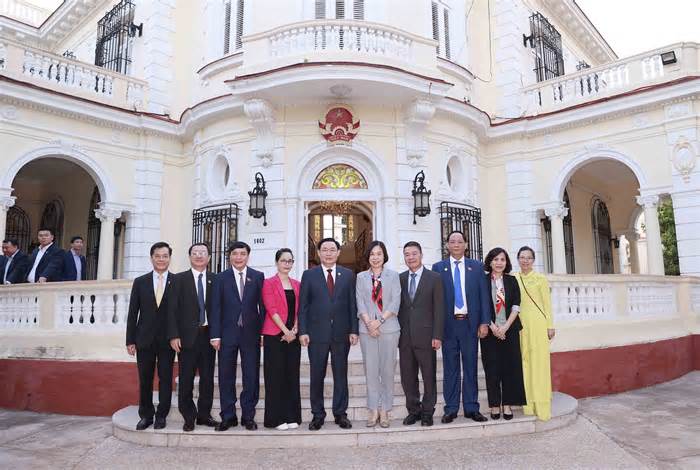 Chủ tịch Quốc hội gặp mặt đại diện cộng đồng người Việt ở Cuba