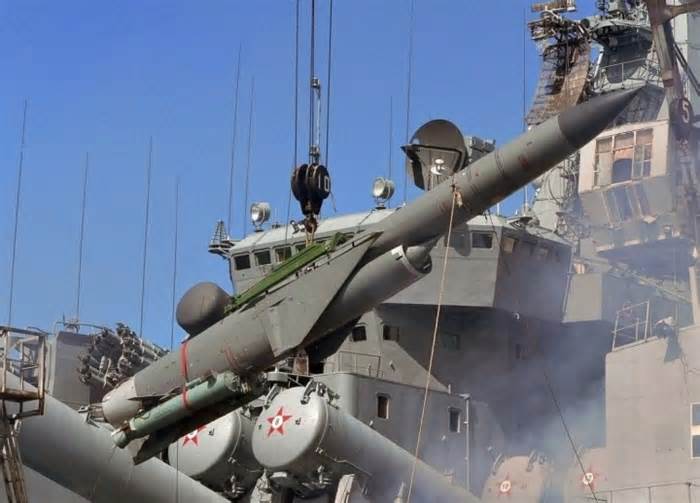 Ukraine lo lắng khi Nga dùng 'sát thủ tàu sân bay' thời Liên Xô tấn công mặt đất