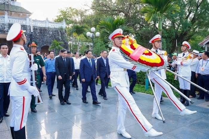 Thủ tướng dâng hương tưởng niệm, tri ân các Anh hùng, liệt sĩ tại Điện Biên Phủ