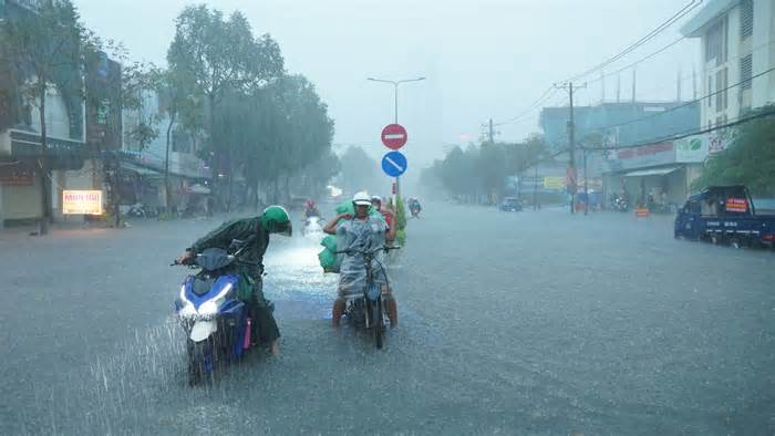 Nhiều tuyến đường ở Cần Thơ ngập sâu sau trận mưa lớn