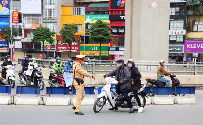 Trăm xe đi ngược chiều tại ngã tư Nguyễn Trãi, CSGT xử lý không xuể