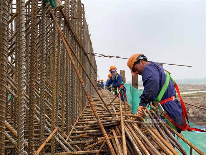 Công nhân hối hả thi công cầu gần 1.500 tỉ nối Nam Định-Ninh Bình ngày cận Tết