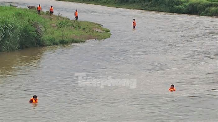 Gần 100 người tìm kiếm người đàn ông mất tích sau bữa ăn tối