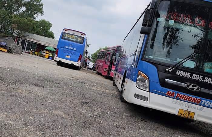 'Bến cóc' lộng hành đường Võ Chí Công, TP Thủ Đức, được tổ chức như bến xe