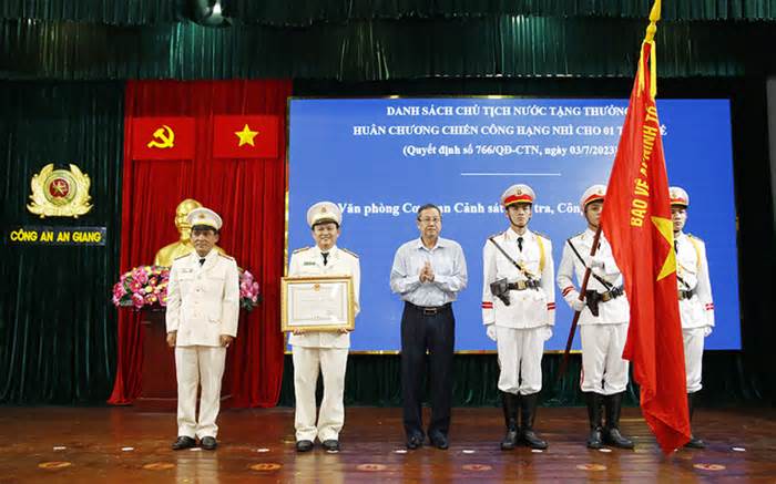 Công an tỉnh An Giang nhận Huân chương Chiến công hạng nhì
