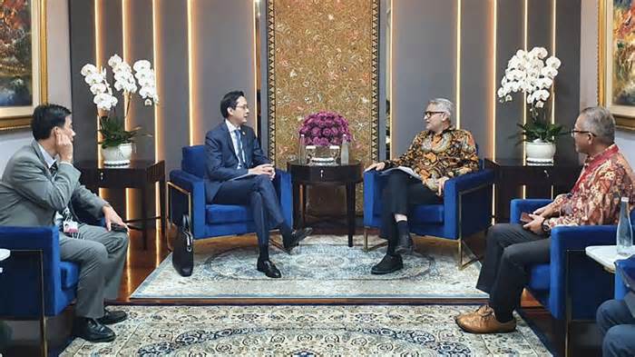 Thứ trưởng Ngoại giao Đỗ Hùng Việt làm việc với Thứ trưởng Ngoại giao Indonesia Abdul Kadir Jailani