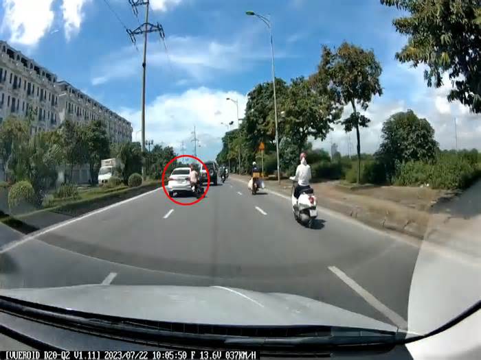 Công an Hà Nội tìm tài xế nghi cố tình chèn ngã người đi xe máy