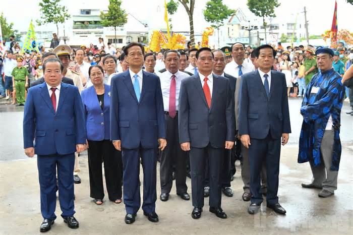 Nguyên Thủ tướng Nguyễn Tấn Dũng dâng hương tưởng niệm Anh hùng dân tộc Nguyễn Trung Trực