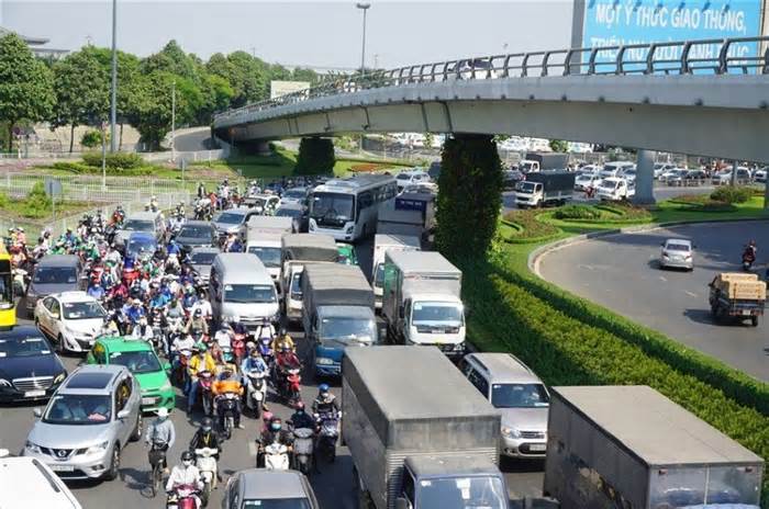 TPHCM tính cấm xe tải qua khu vực sân bay Tân Sơn Nhất để giảm ùn tắc