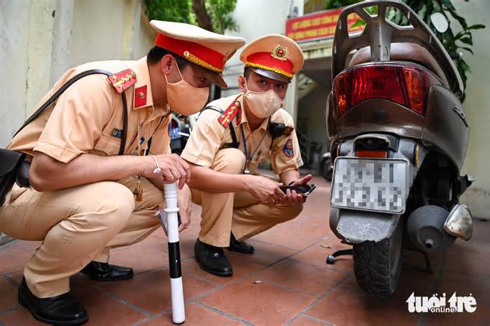 Vi phạm nồng độ cồn, tài xế nói 'đã bị thu 2 xe, xe này bỏ luôn'