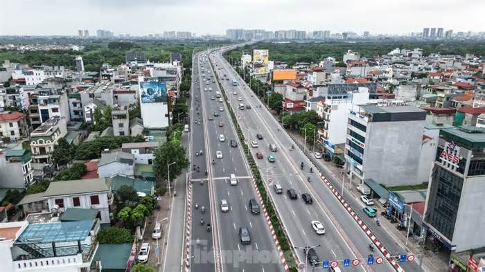 Hà Nội: Rác thải ngập ngụa bịt kín rãnh thoát nước trên cầu Vĩnh Tuy