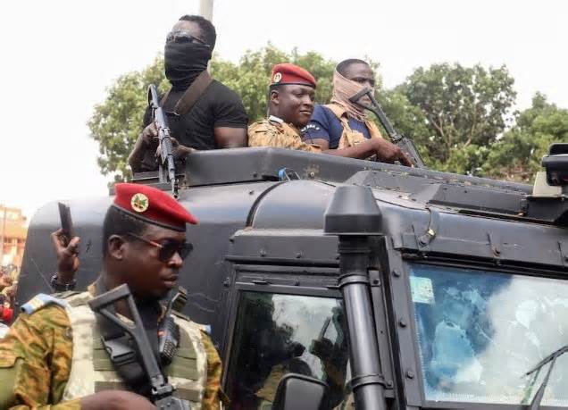 Bất ổn ở Tây Phi: Quân đội quản lý Burkina Faso thêm 5 năm, tấn công vũ trang ở miền Trung Mali, Niger-Benin hạ nhiệt căng thẳng