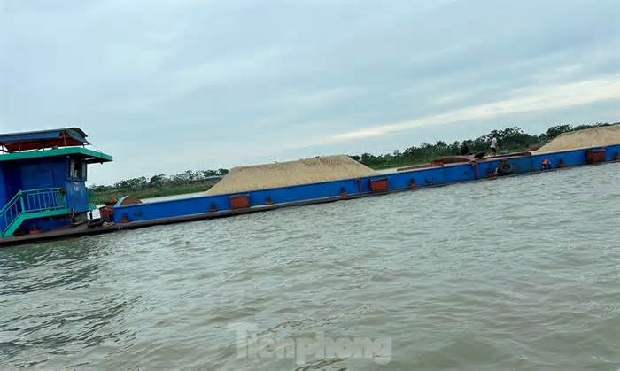 Phát hiện nhiều tàu chở cát quá tải, hết đăng kiểm chạy trên sông Hồng