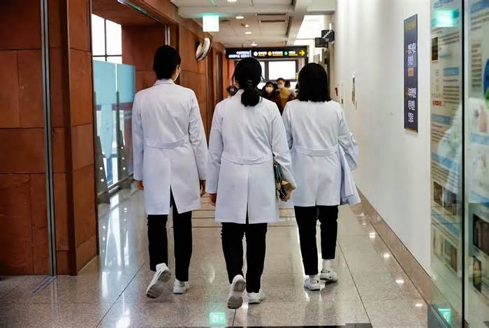 Nhiều bác sĩ nội trú Hàn Quốc làm việc hơn 80 giờ một tuần