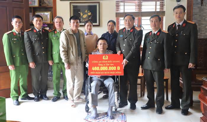 Công an tỉnh Bắc Giang quyên góp tặng sổ tiết kiệm 460 triệu đồng cho chiến sỹ bị tai nạn