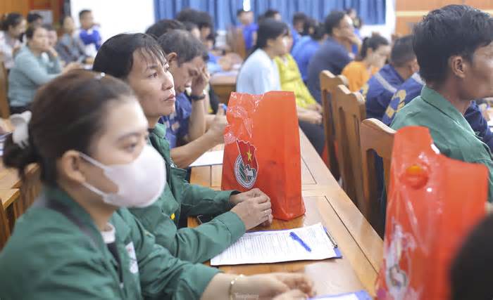 Tỉnh Đoàn Bình Định tặng quà thanh niên công nhân khó khăn