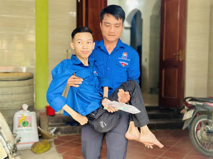 Thanh niên tình nguyện Nghệ An cõng thí sinh khuyết tật đến điểm thi