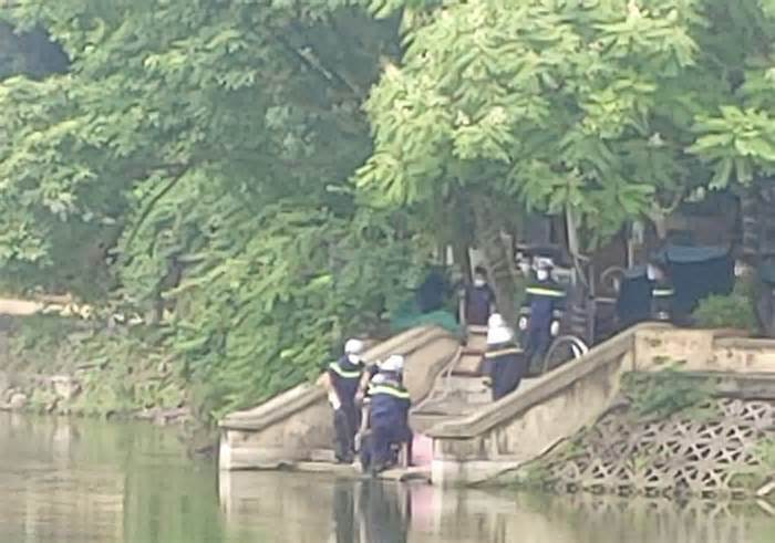 Thi thể nữ sinh viên đeo ba lô nổi trên mặt hồ ở Hà Nội