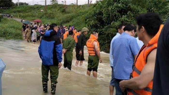 Qua đập tràn tới trường, 2 người bị lũ cuốn trôi