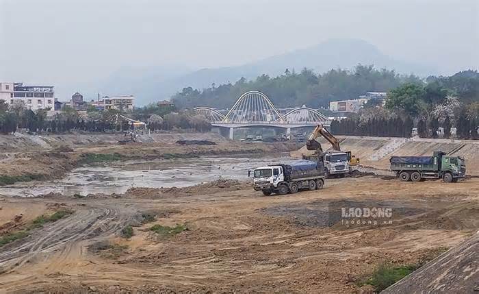 Gần 100 phương tiện được huy động nạo vét sông Nậm Rốm tại Điện Biên