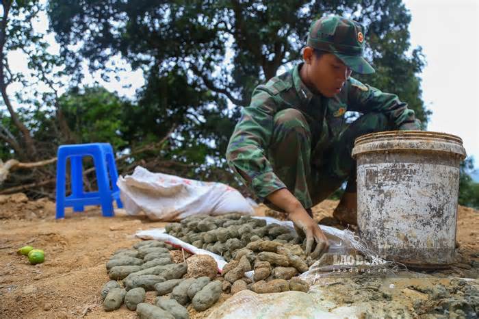 Bộ đội nổ mìn, phá đá thông các tuyến đường bị sạt lở trên bán đảo Sơn Trà