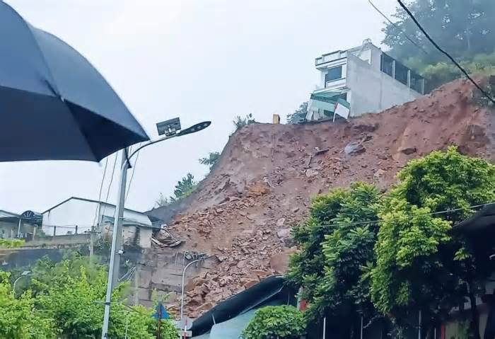 Đất đá sạt lở đè sập nhà dân ở Hà Giang
