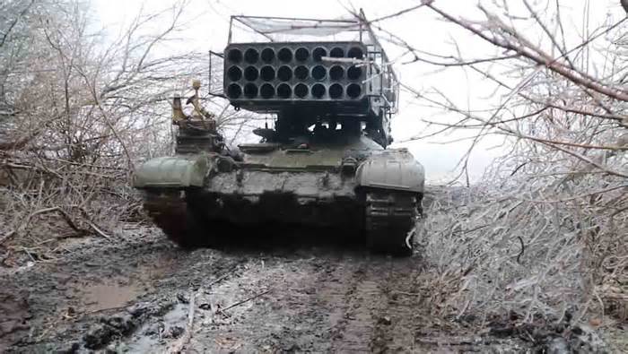 Video cho thấy hệ thống pháo binh nặng của Nga bắn các đạn định lượng nhiệt