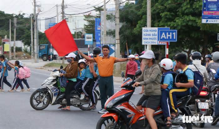 Vụ 'Thầy cô giáo ra quốc lộ 1 cầm cờ 'xin đường' cho học sinh': Nên lắp đèn tín hiệu giao thông