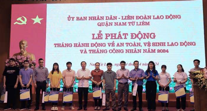 Quận Nam Từ Liêm trao hỗ trợ cho công nhân tại Lễ phát động Tháng Công nhân