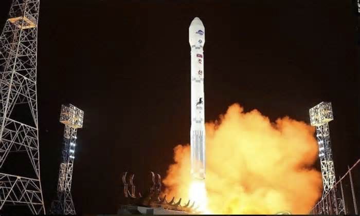 Hình ảnh vụ phóng vệ tinh do thám quân sự của Triều Tiên