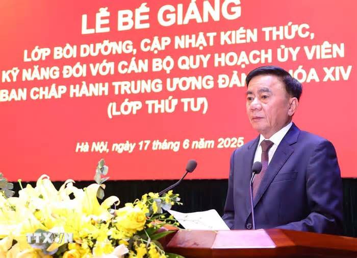 Bế giảng Lớp Bồi dưỡng cán bộ quy hoạch Ủy viên Ban Chấp hành TW Đảng khóa XIV