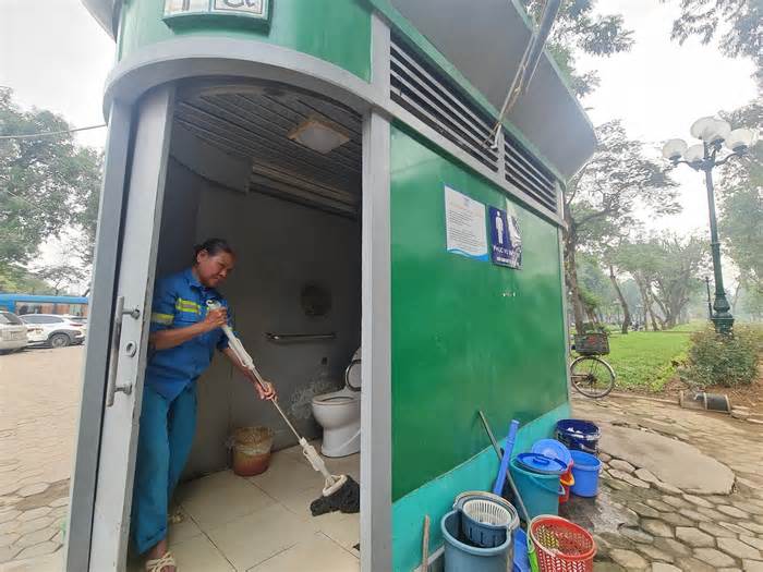 Hà Nội: Nhà vệ sinh công cộng chờ nâng cấp