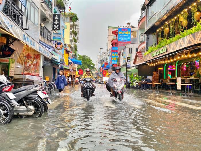 Mưa lớn nhiều giờ, 'phố Tây' Bùi Viện biến thành sông