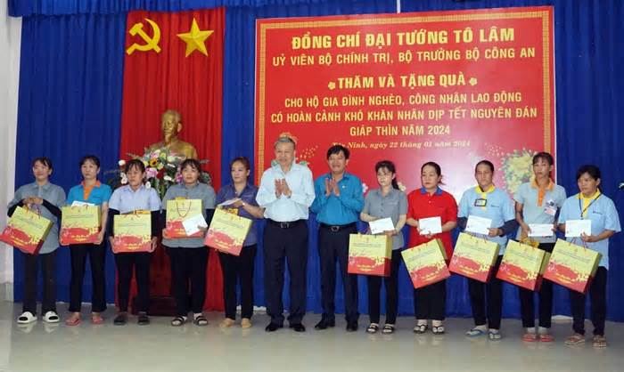 Đại tướng Tô Lâm tặng quà Tết công nhân lao động tại Tây Ninh