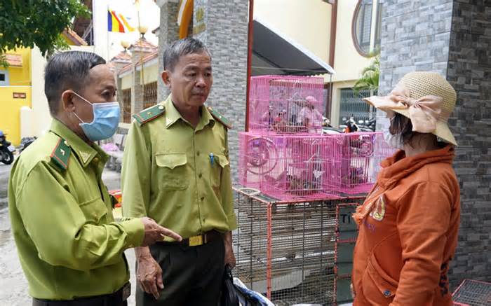 Kiểm lâm đến cổng chùa nhắc nhở, khuyến cáo người bán chim phóng sinh