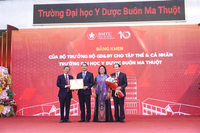 Kỷ niệm 10 năm thành lập Trường Đại học Y Dược Buôn Ma Thuột