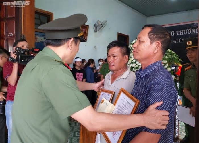Trao Bằng Tổ quốc ghi công cho thân nhân 6 liệt sĩ ở Đắk Lắk
