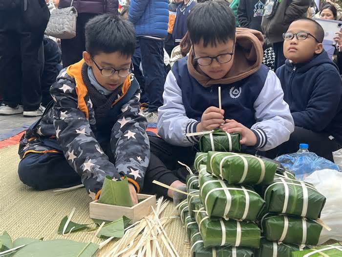 Học sinh Hà Nội gói hàng nghìn bánh chưng tặng trẻ em nghèo