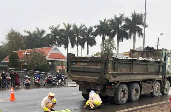 Xe tải chở đá cán chết bé gái lớp 4 đang đạp xe đi học