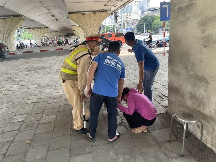 Cảnh sát kịp thời sơ cứu một phụ nữ bị say nắng sắp ngất trên đường