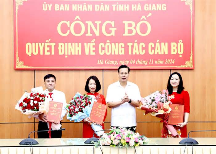 Tỉnh Hà Giang công bố quyết định công tác cán bộ