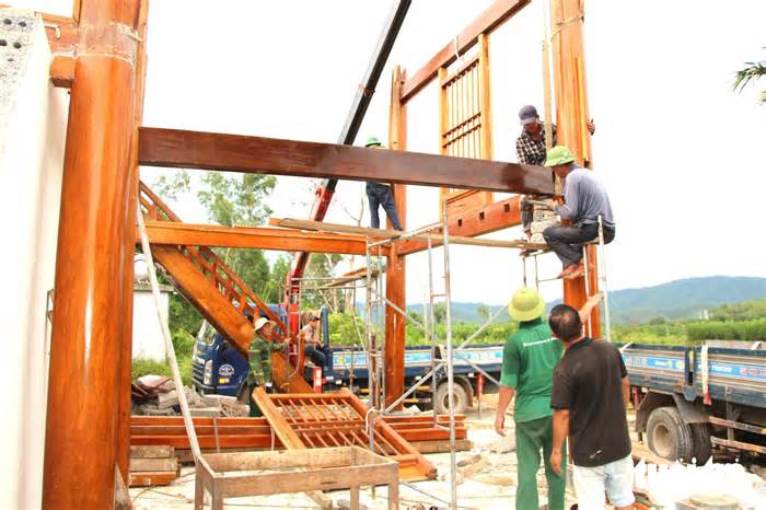 Người dân dỡ nhà, dời mồ mả bàn giao mặt bằng làm cao tốc Vinh - Thanh Thủy gần 24.000 tỉ đồng
