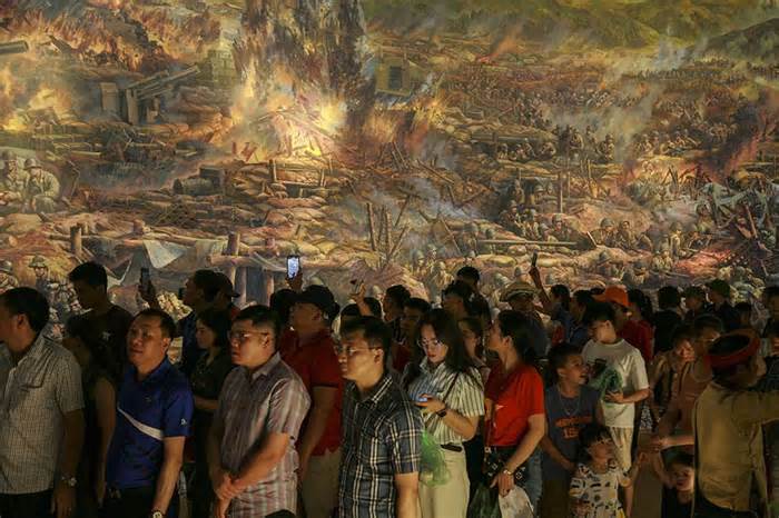 Vạn khách chen chân tham quan tranh panorama Chiến dịch Điện Biên Phủ