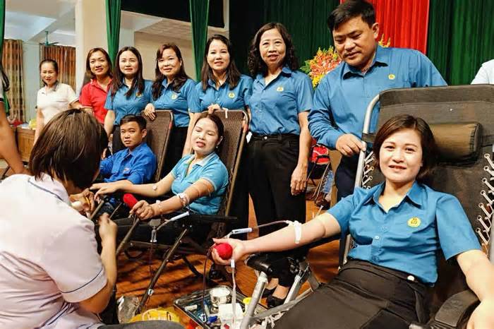 Hơn 400 đoàn viên công đoàn tại Hà Tĩnh hiến máu phục vụ người bệnh